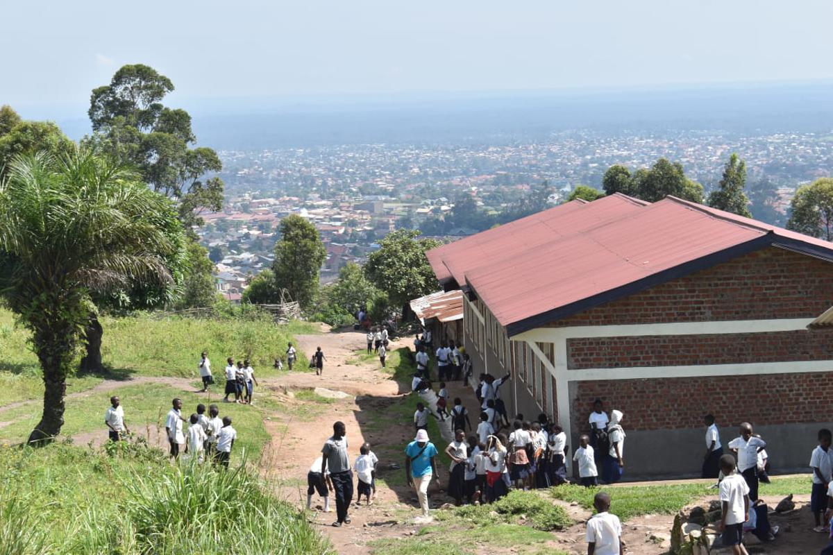 Lees meer over het artikel Nieuw schooljaar in Noord-Kivu: 600.000 ontheemde kinderen moeten ook weer kunnen leren (CongoForum)