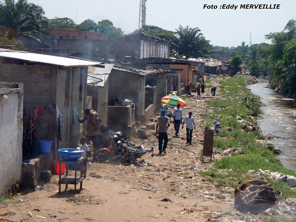 Lees meer over het artikel Kinshasa: gouverneur Daniel Bumba neemt deel aan opruiming zwerfvuil langs Boulevard du 30 Juin (CongoForum)