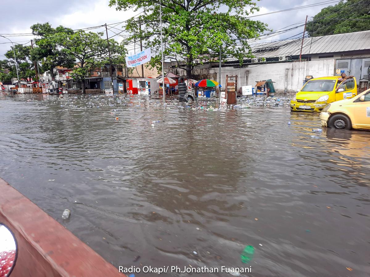 Lees meer over het artikel Kinshasa: na de regen steeds meer eisen dat de Kalamu-rivier wordt schoongemaakt (CongoForum)