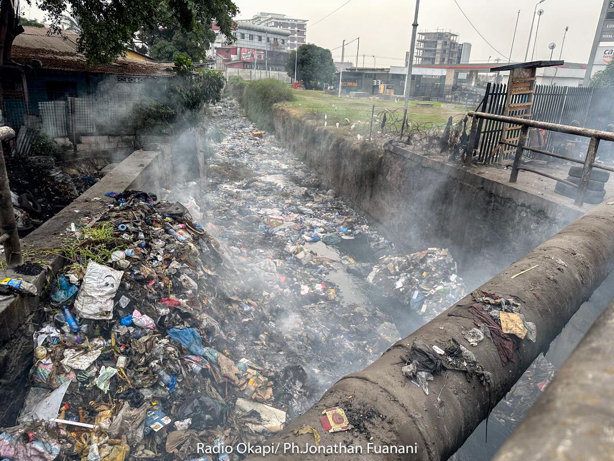 Lees meer over het artikel Plastic afval in Kinshasa: gouverneur vraagt aan industriële groep Angel om recyclage te verdrievoudigen (CongoForum)