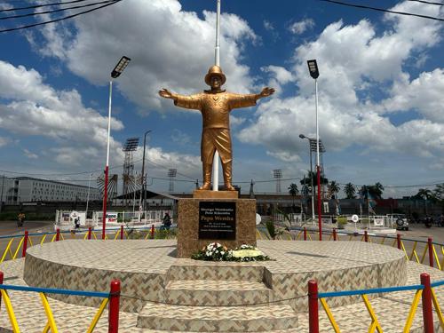 Lees meer over het artikel Kinois vertellen over hun herinneringen aan artiest Papa Wemba, 9 jaar na zijn overlijden (CongoForum)