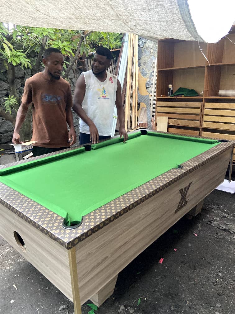 Read more about the article Nord-Kivu: une première à Goma, deux jeunes menuisiers fabriquent localement des tables de billard (CongoForum)