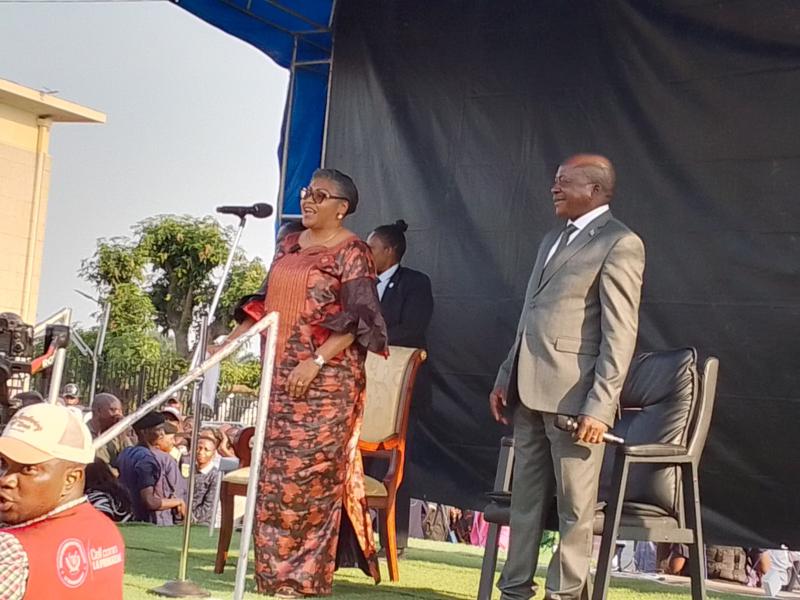 Lees meer over het artikel Premier Judith Suminwa bezoekt infrastructuurprojecten in Centraal-Kasai (CongoForum)