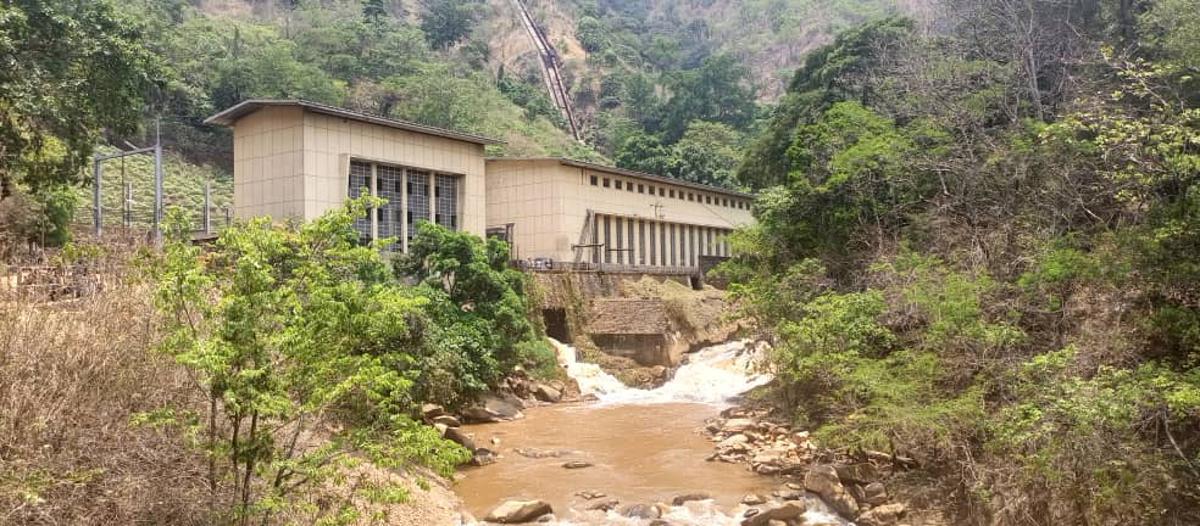 Lees meer over het artikel Tanganyika: na 9 jaar is er opnieuw elektriciteit in Kabimba, dankzij cementfabriek (CongoForum)