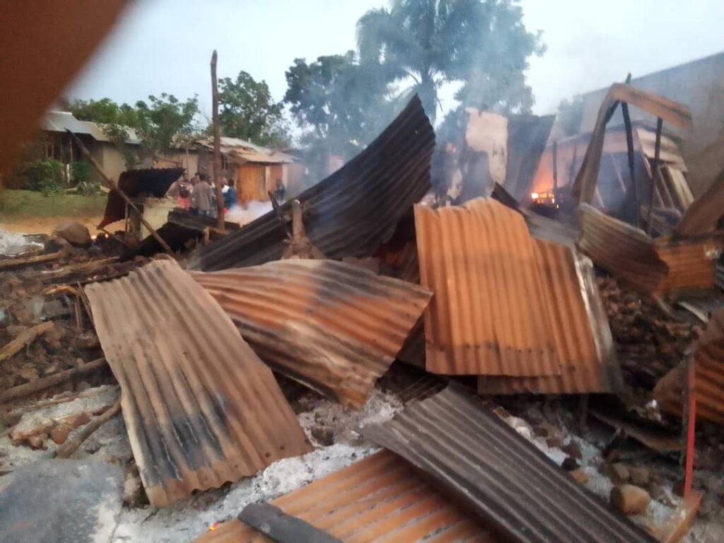 Lees meer over het artikel Ituri: stadje Komanda loopt leeg na bloedige aanval ADF-rebellen (CongoForum)