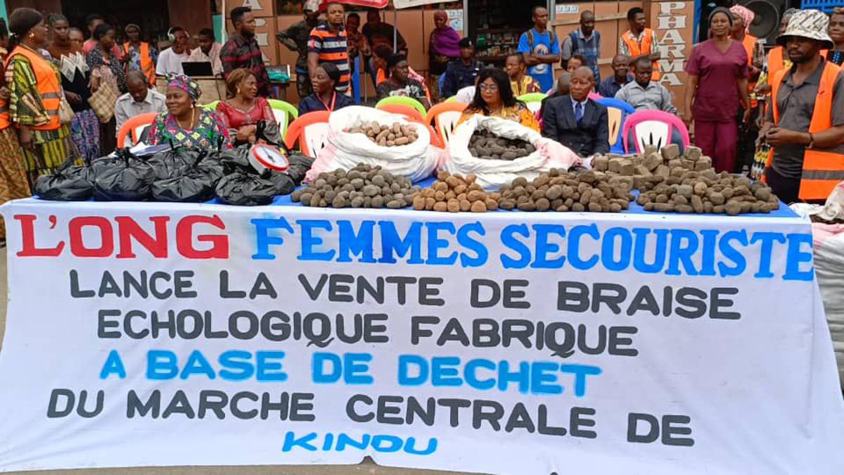 Lees meer over het artikel Vrouwen in Kindu maken kookmateriaal op basis van plastic afval (CongoForum)