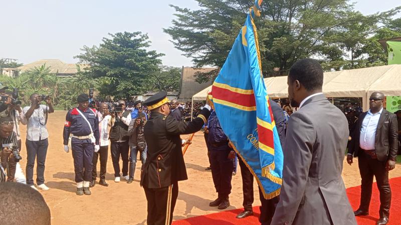 Lees meer over het artikel Centraal-Kongo: politie ontvangt grote partij handboeien (CongoForum)