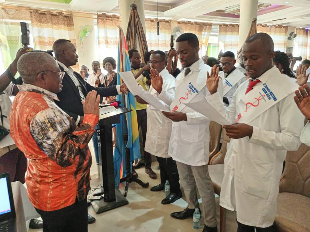 Lees meer over het artikel Accreditatie voor 17 faculteiten geneeskunde in Congo (CongoForum)