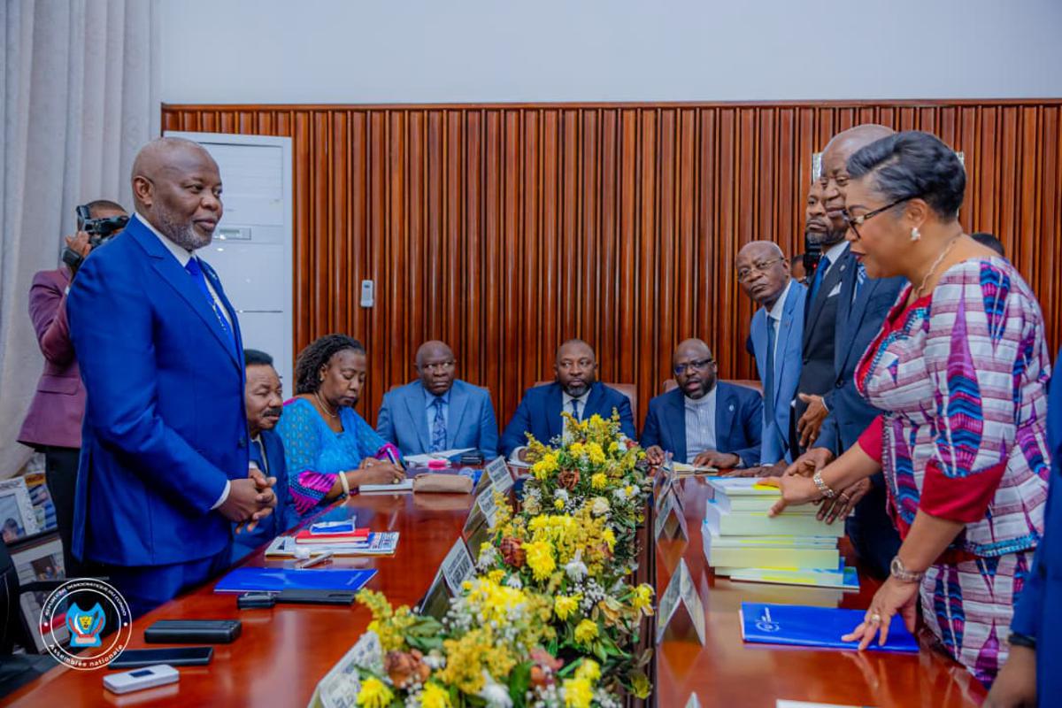 Lees meer over het artikel Premier Suminwa legt nieuwe begroting voor aan Nationale Assemblee (CongoForum)