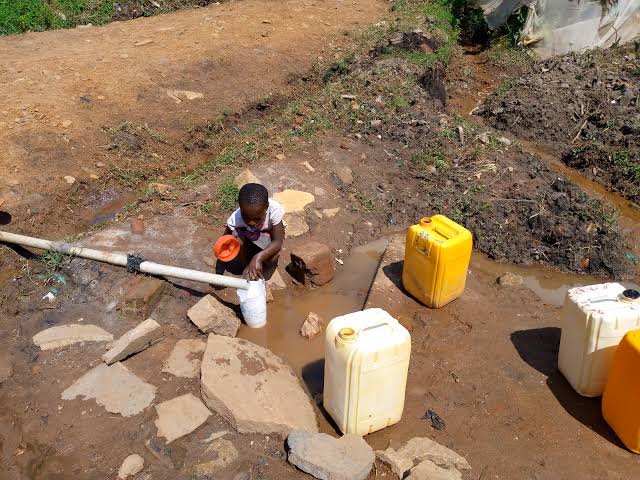 Read more about the article Lubero: à Manguredjipa, la pénurie d&rsquo;eau potable menace plus de 80 000 personnes, dont des déplacés (CongoForum)