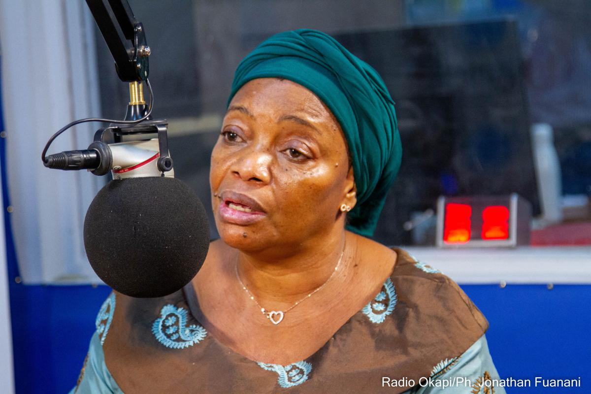 Lees meer over het artikel Centraal-Kongo: Eve Bazaiba op humanitaire missie in Tshela en Lukula, na de verwoestende stormen van juni (CongoForum)