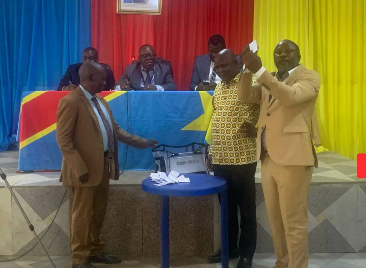 Lees meer over het artikel Zware druk doet voorzitter provinciale assemblee opstappen in Centraal-Kongo (CongoForum)