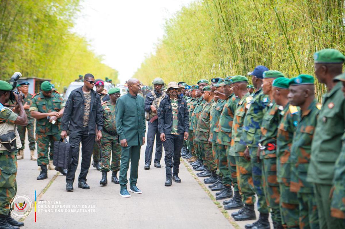 Lees meer over het artikel Centraal-Kongo: minister van Defensie inspecteert basis van Kitona en belooft enkele scholen te laten renoveren (CongoForum)