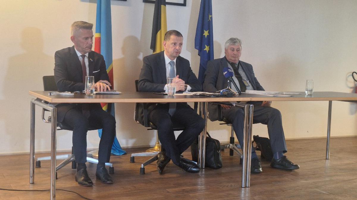 Lees meer over het artikel Hoge Belgische ambtenaar: “Tussenpersonen voor Schengenvisa zijn absoluut te vermijden” (CongoForum)