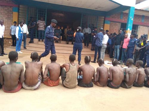 Read more about the article Maï-Ndombe: 13 civils tués par les miliciens Mobondo près de Kinshasa (CongoForum)