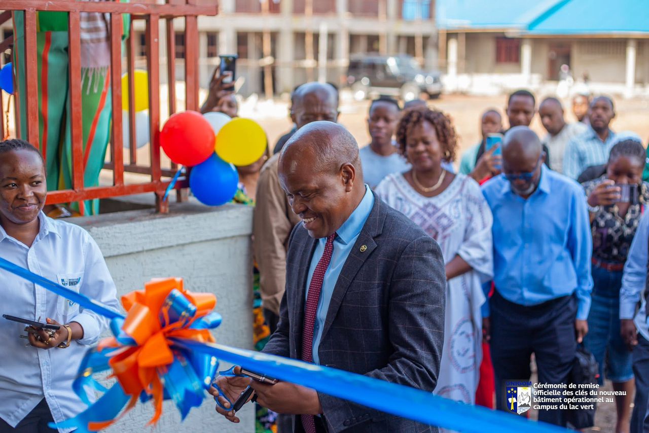 Read more about the article Nord-Kivu: malgré la guerre, l’Université de Goma poursuit sa modernisation et remet un nouveau bâtiment aux doyens des domaines (CongoForum)