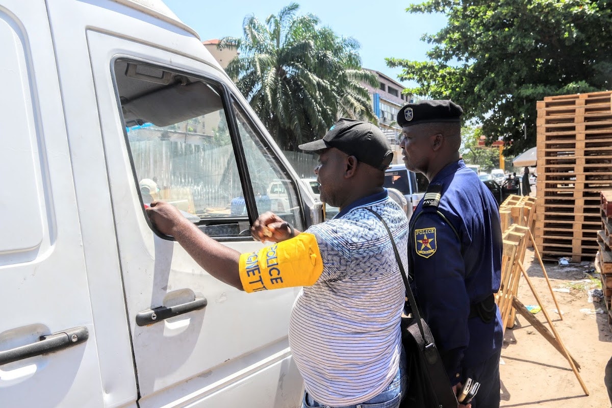 Lees meer over het artikel Kinshasa: inspecteurs checken of verkeerspolitie zich correct gedraagt (CongoForum)