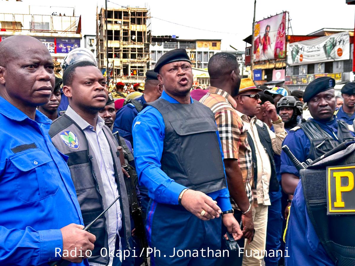 Lees meer over het artikel Operatie Kanga Kanga: politie tracht criminaliteit in te dijken in Kinshasa, maar de resultaten zijn niet altijd geweldig (CongoForum)