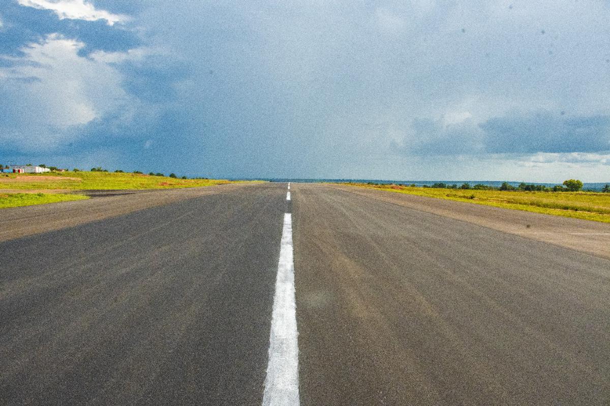 Lees meer over het artikel Luchthaven in Mbuji-Mayi: landingsbaan is vernieuwd en aangepast (CongoForum)