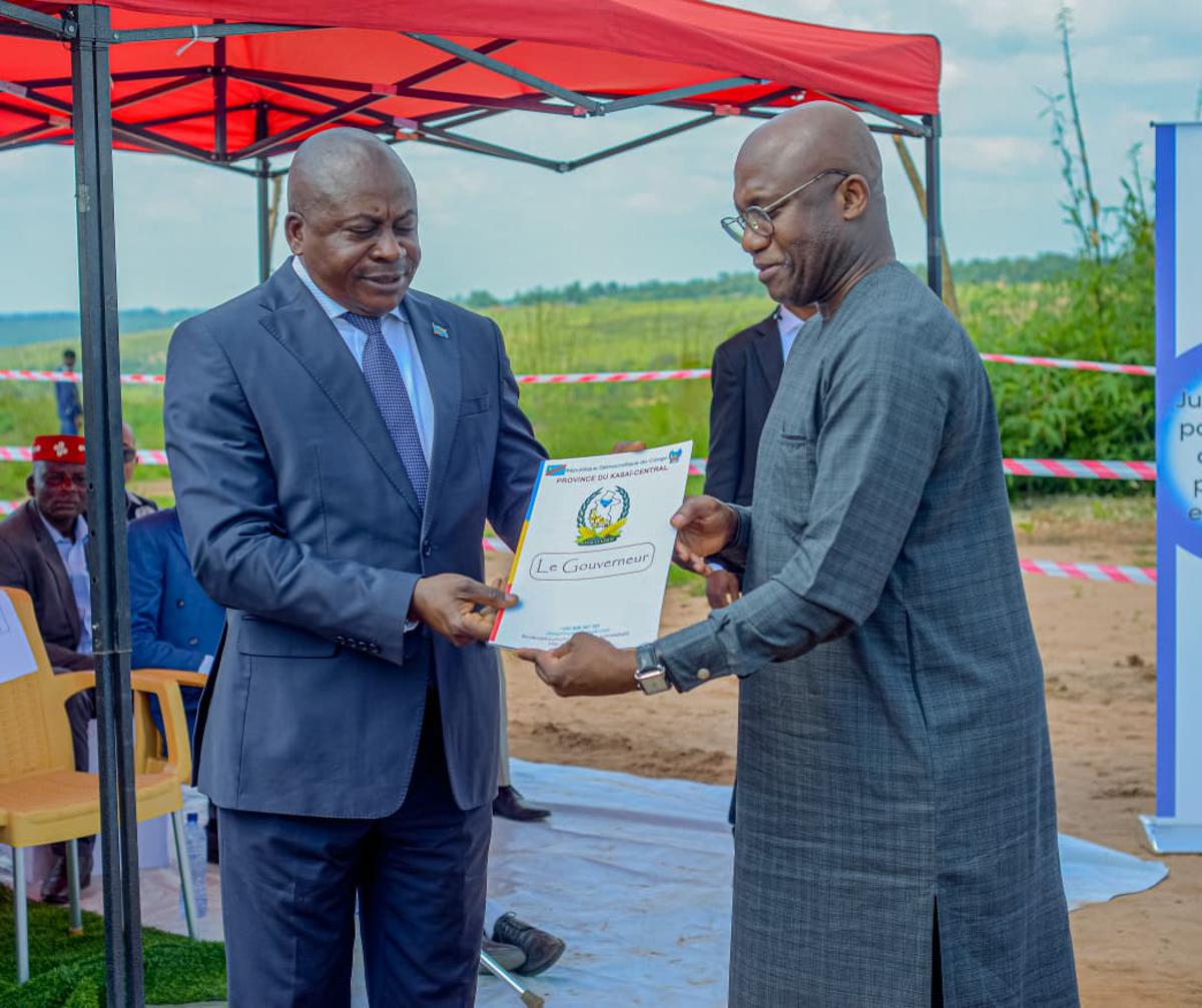 Lees meer over het artikel UNHCR overhandigt bewijzen voor grondbezit en huizen aan terugkeerders uit Angola (CongoForum)