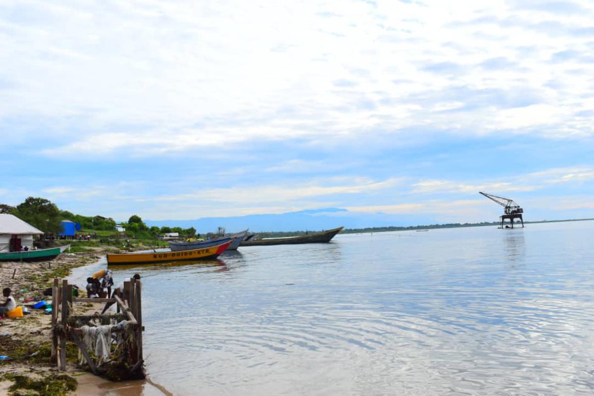 Lees meer over het artikel Ituri: snelle, veilige boten op Albertmeer trekken handelaars en reizigers aan (CongoForum)