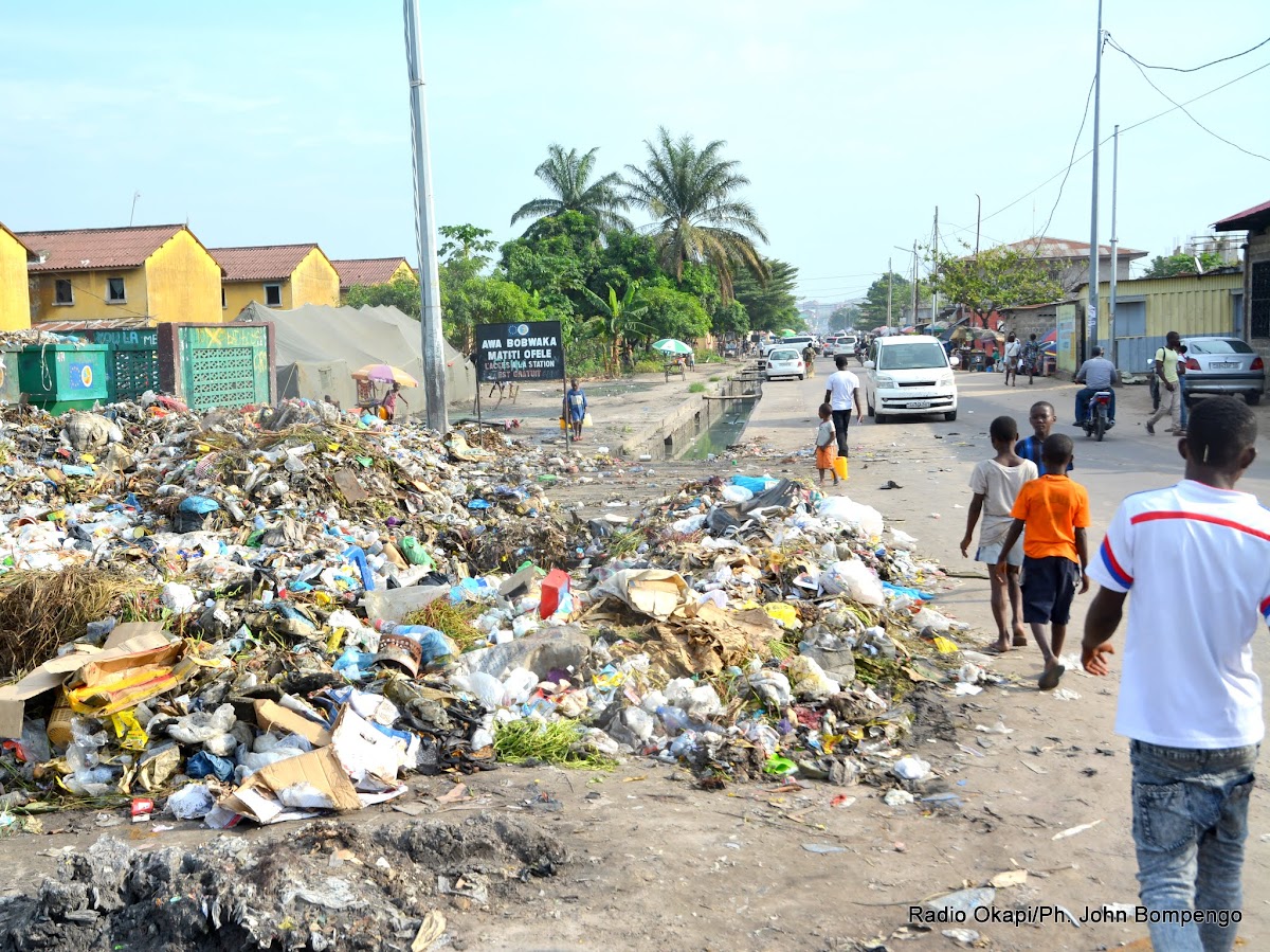 Lees meer over het artikel Gouverneur ontvangt materiaal om Kinshasa properder te maken (CongoForum)