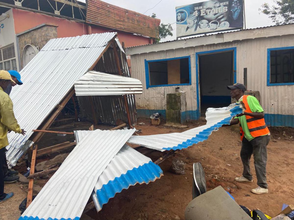 Lees meer over het artikel Stadsbestuur Kananga laat illegale bouwsels slopen (CongoForum)