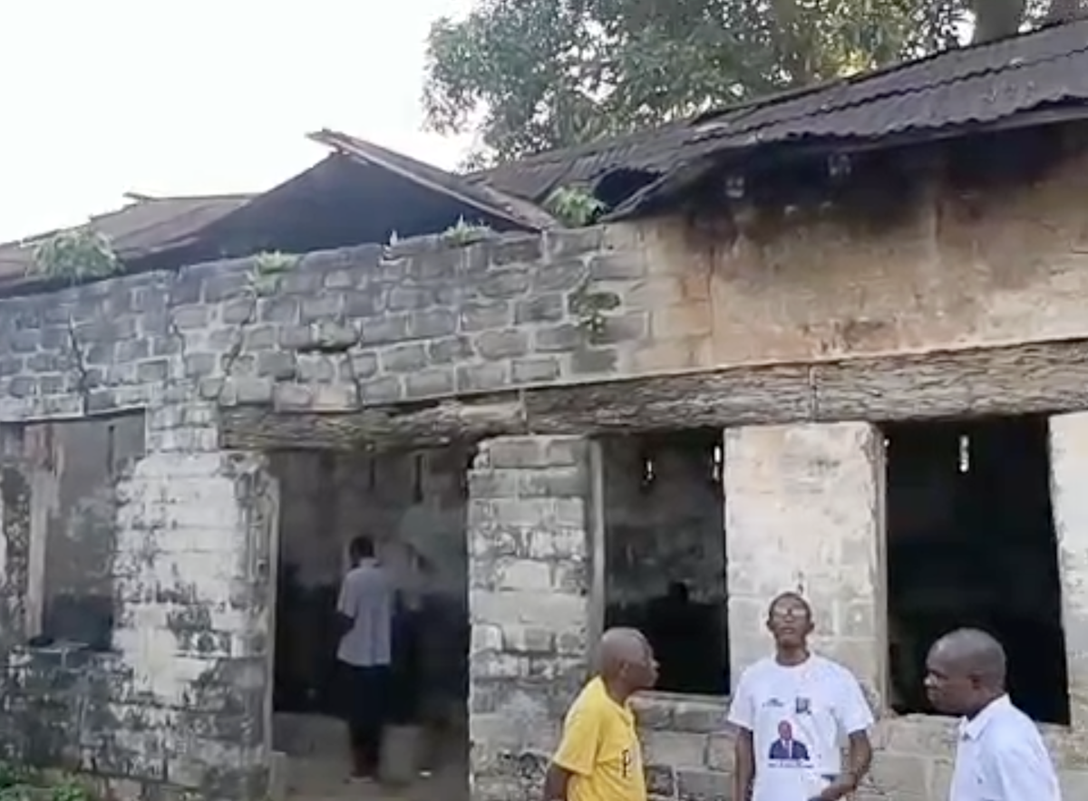 Lees meer over het artikel Gevangenis van Inongo: een eeuw oud en compleet vervallen (CongoForum)