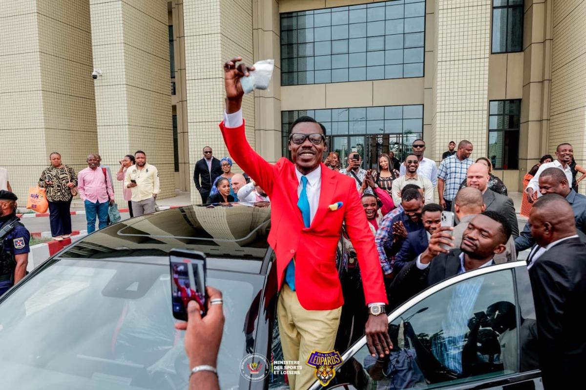 Lees meer over het artikel Voetbal: moderne ‘Lumumba’ krijgt auto van minister van Sport (CongoForum)