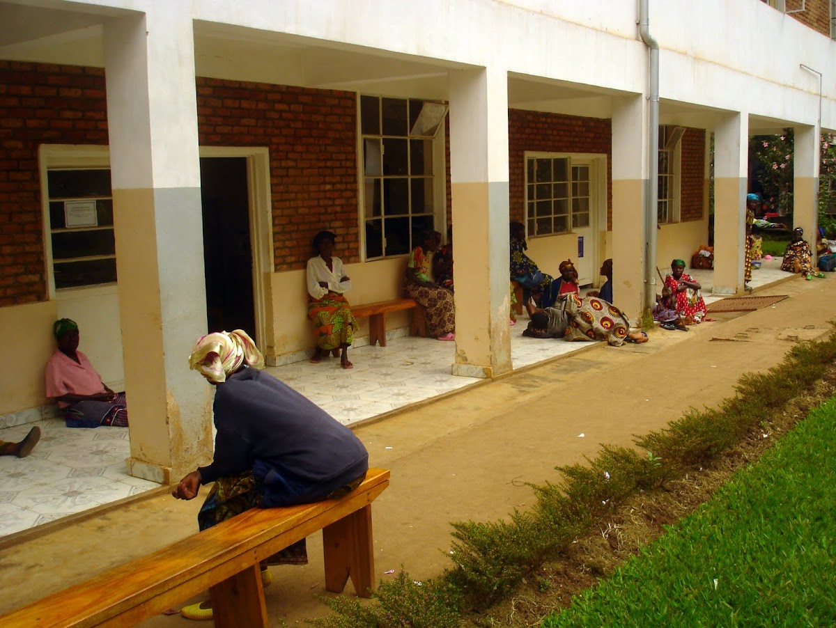 Lees meer over het artikel Europees commissaris Hadja Lahbib bezoekt  Panzi-kliniek van Nobelprijswinnaar Mukwege in Kinshasa (CongoForum)