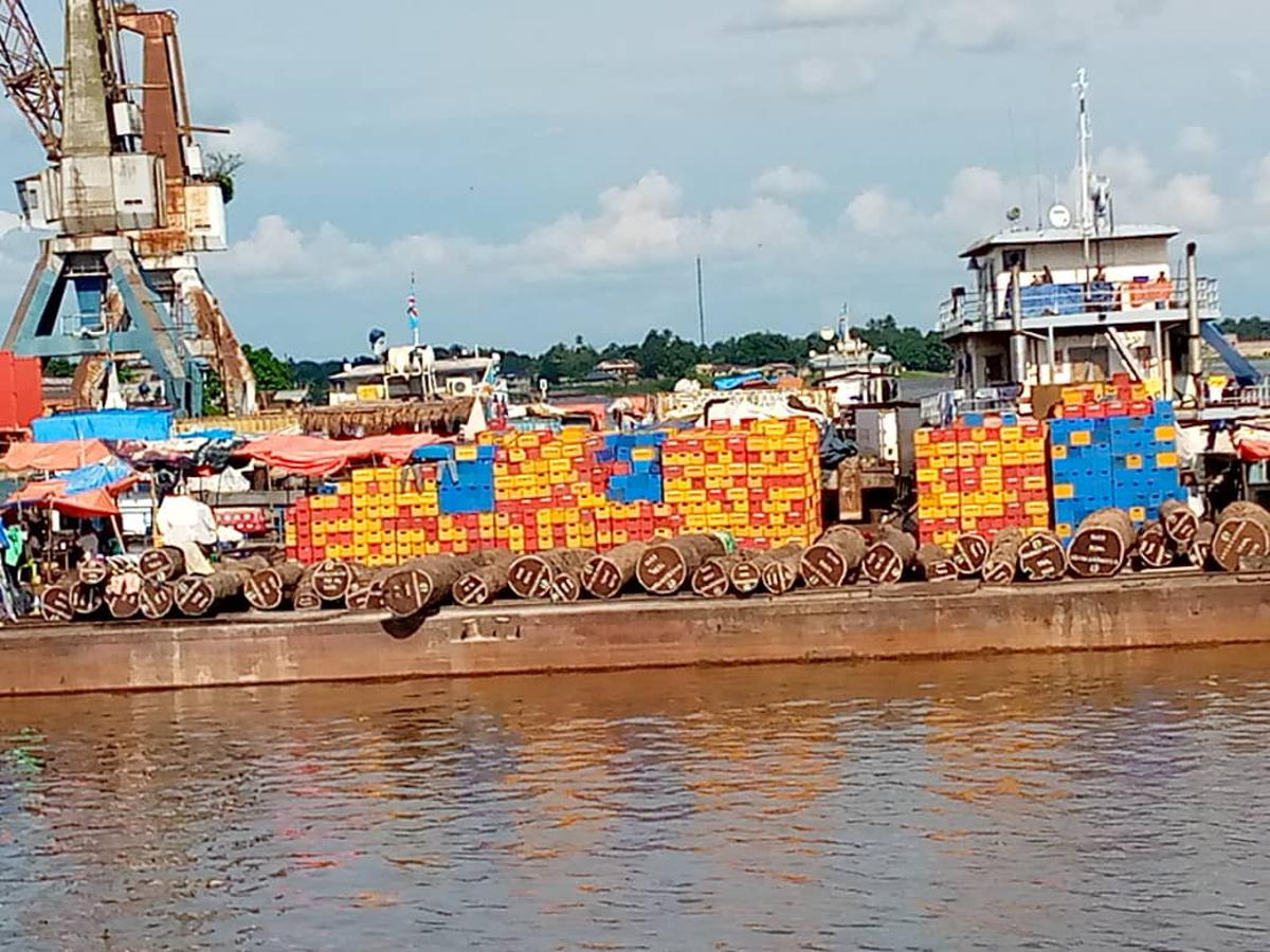 Lees meer over het artikel Kisangani: brand doet vaartuig in IAT-haven in vlammen opgaan (CongoForum)