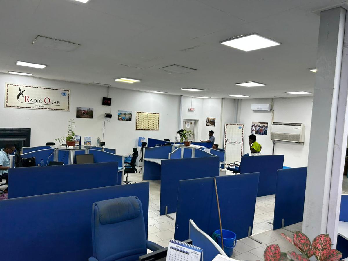 Lees meer over het artikel Radio Okapi is er nu al 24 jaar voor de Congolezen (CongoForum)