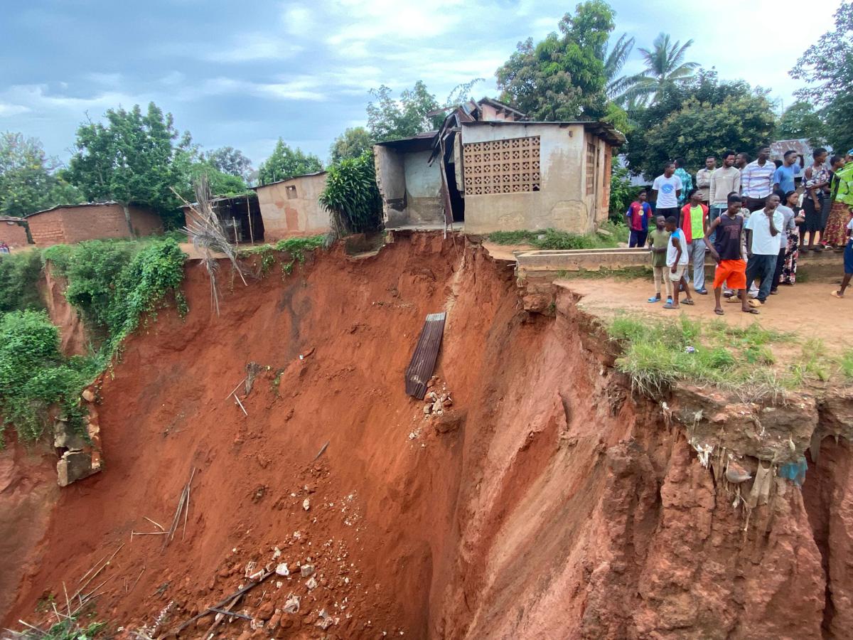 Lees meer over het artikel Erosie in Kananga deed al meer dan 200 woningen verloren gaan (CongoForum)