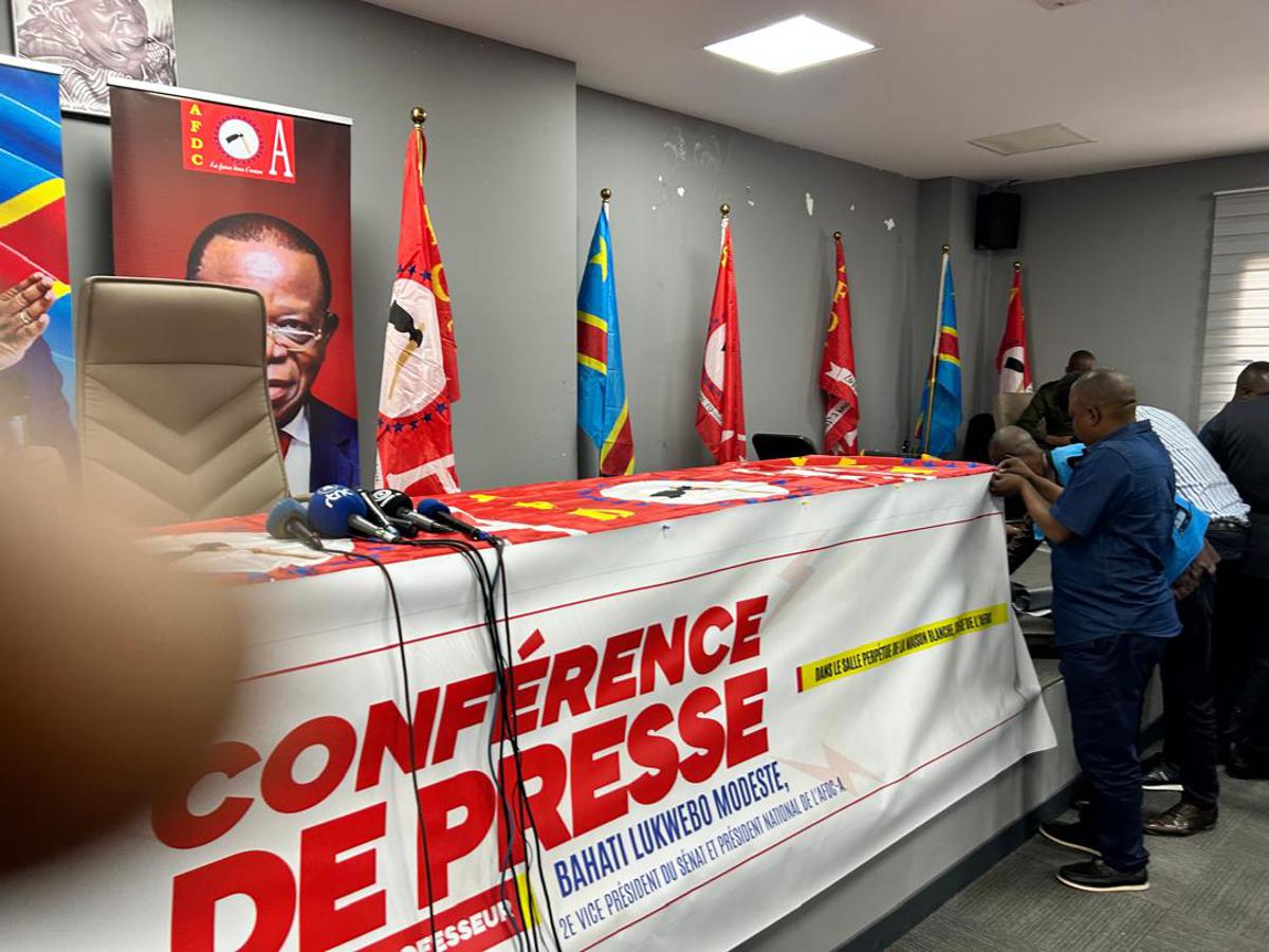 Read more about the article Crise à l’Est de la RDC: Bahati Lukwebo dénonce une cabale et appelle à l’unité face à la crise sécuritaire (CongoForum)