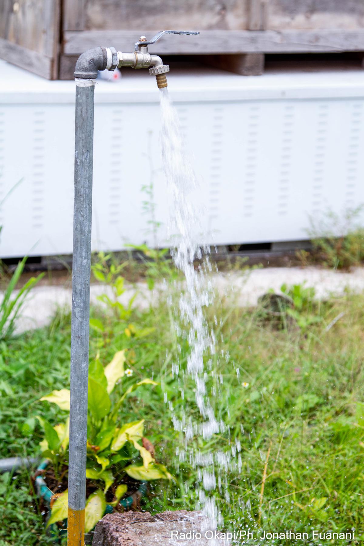 Lees meer over het artikel Ituri: Rode Kruis regelt drinkwater voor 23.500 mensen in Walu (CongoForum)