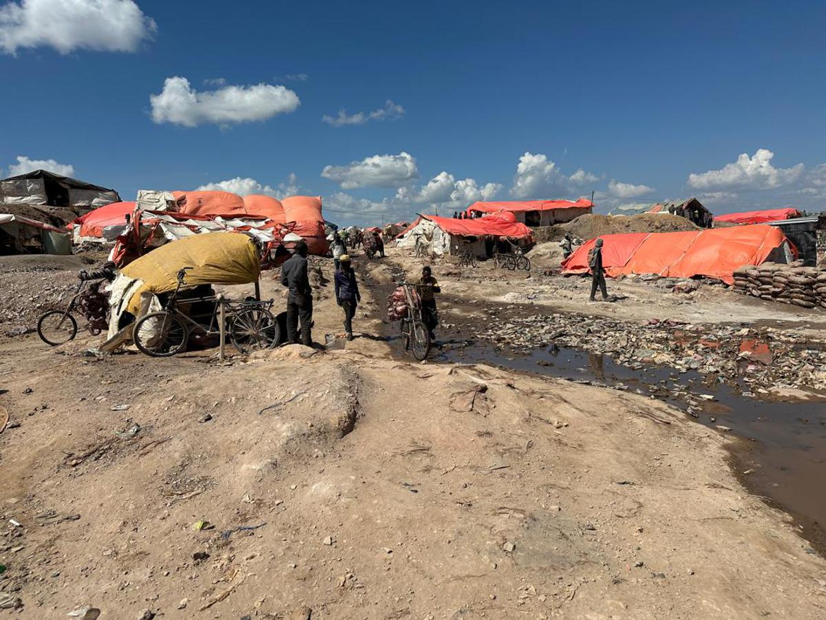 Lees meer over het artikel Geweld nabij mijnsite in Kolwezi: één gewonde en voertuigen in brand gestoken (CongoForum)