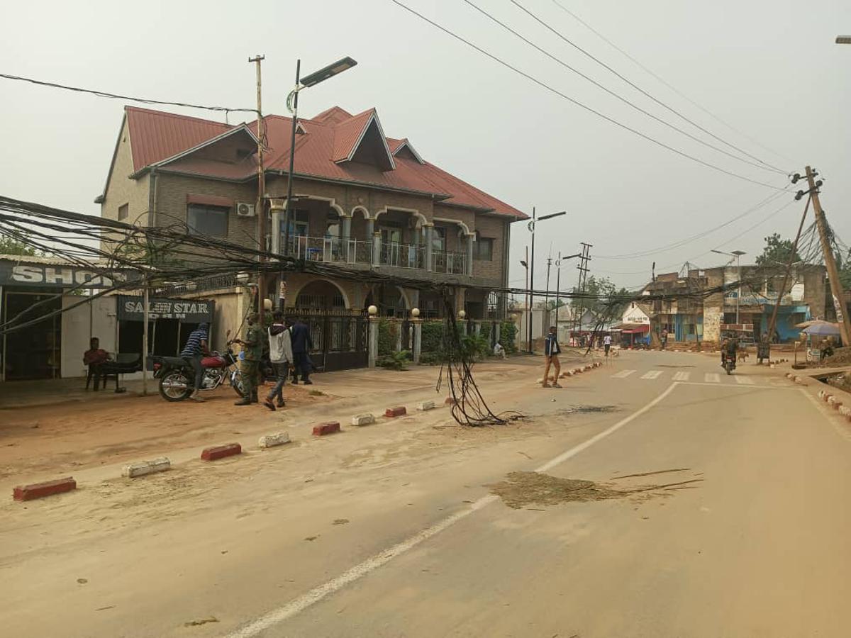 Lees meer over het artikel Mbuji-Mayi: straatveegsters doen hun werk maar worden niet betaald (CongoForum)