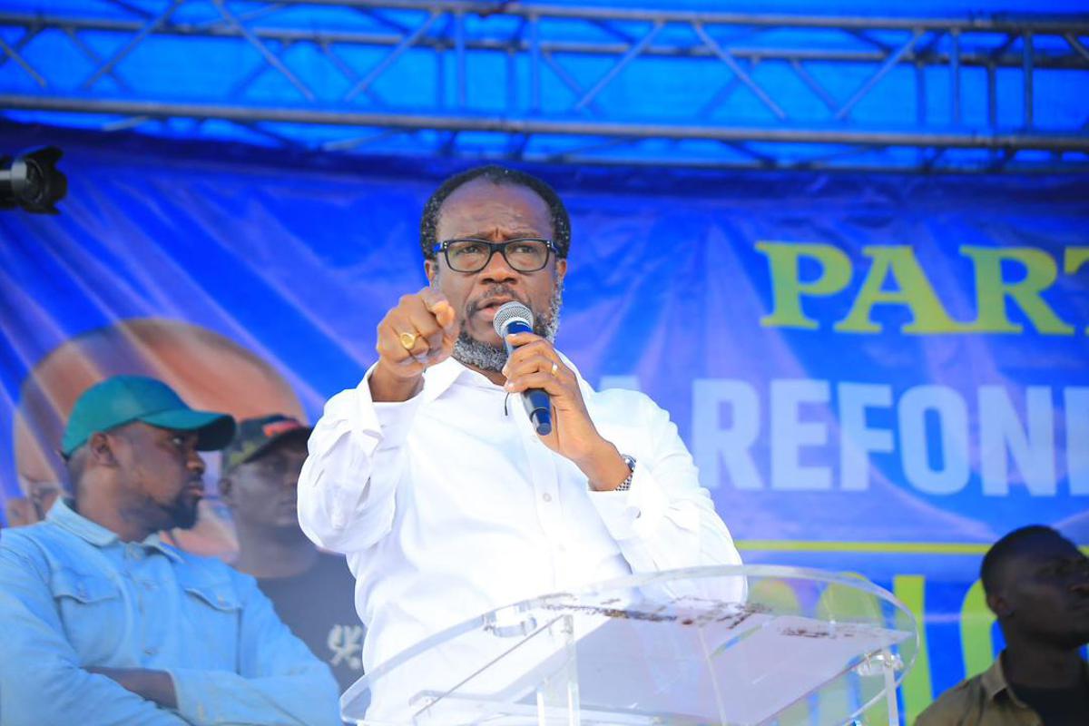 Lees meer over het artikel Opposant Delly Sesanga: “Oorlog is alibi voor machthebbers om aan de macht te blijven” (CongoForum)