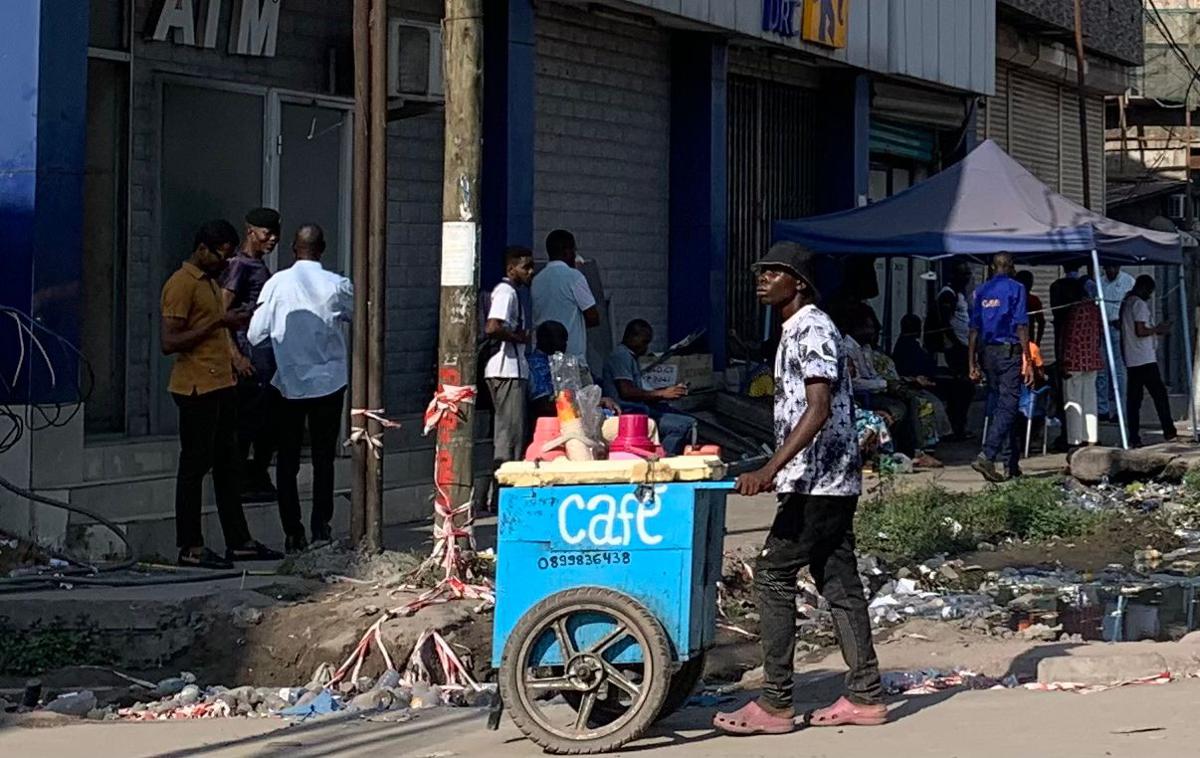 Lees meer over het artikel Ambulante verkopers van thee en koffie hebben veel klanten in Kinshasa (CongoForum)