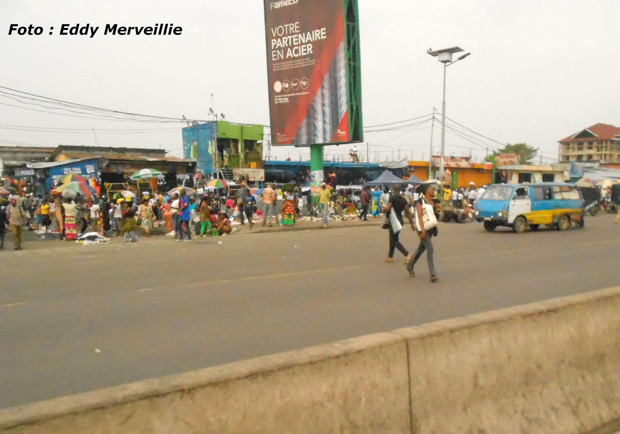 Lees meer over het artikel Kinshasa: criminelen maken dienst uit op voetgangersbruggen in Limete (CongoForum)