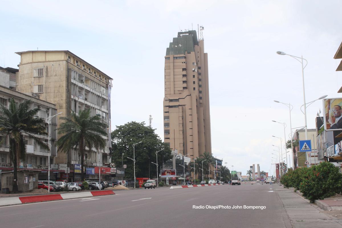 Lees meer over het artikel Kinshasa kreunt onder toenemende geluidsoverlast: “Stilte is een luxe geworden” (CongoForum)