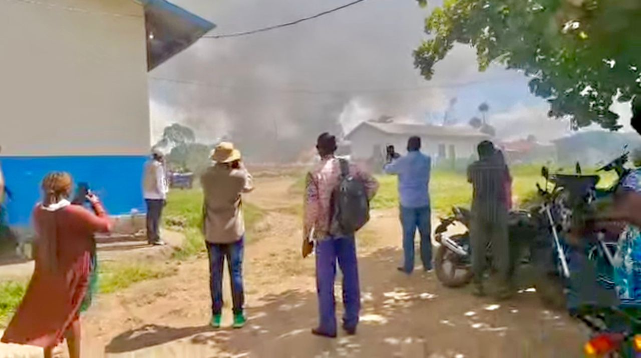 Read more about the article Ituri: un centre d’isolement Ebola incendié à Rwampara, plusieurs patients en fuite (CongoForum)