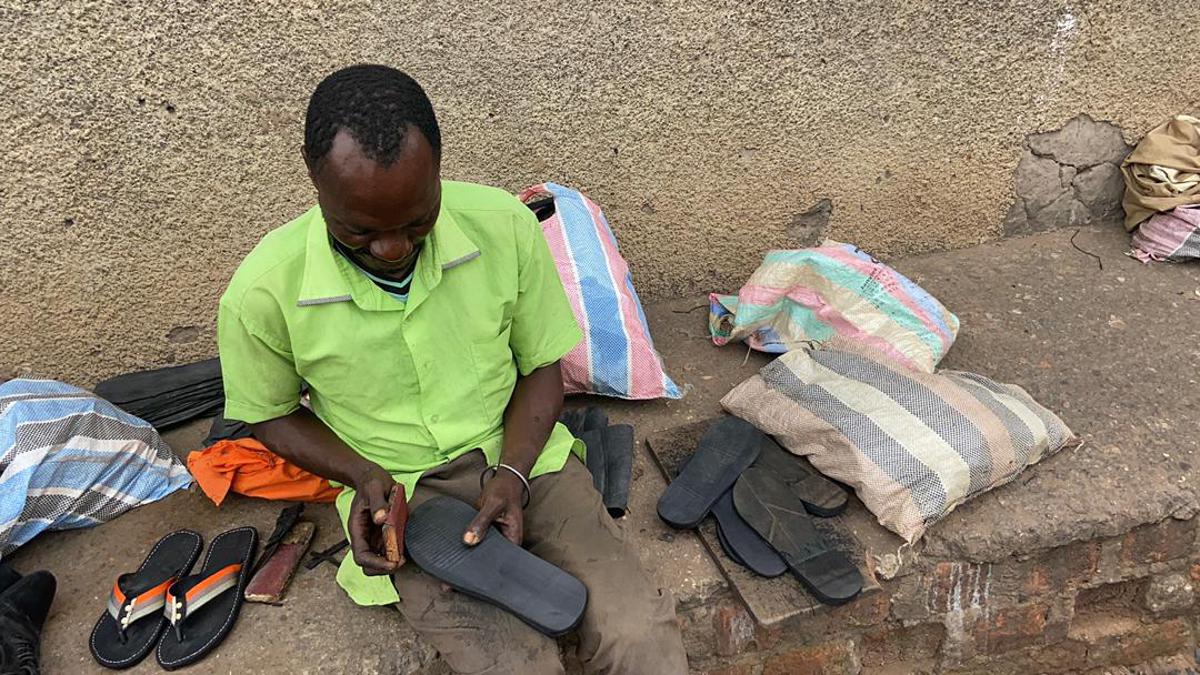 Lees meer over het artikel Kananga: jongeren met handicap maken sandalen uit oude autobanden (CongoForum)