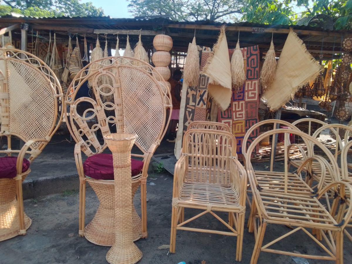 Lees meer over het artikel Mandenmakers in Kinshasa raken moeilijker aan materialen (CongoForum)