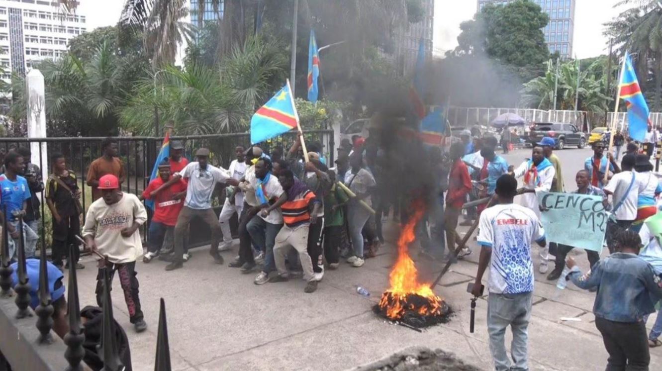 Read more about the article Kinshasa: le siège de la CENCO pris à partie par des militants de la Force du Progrès(CongoForum)