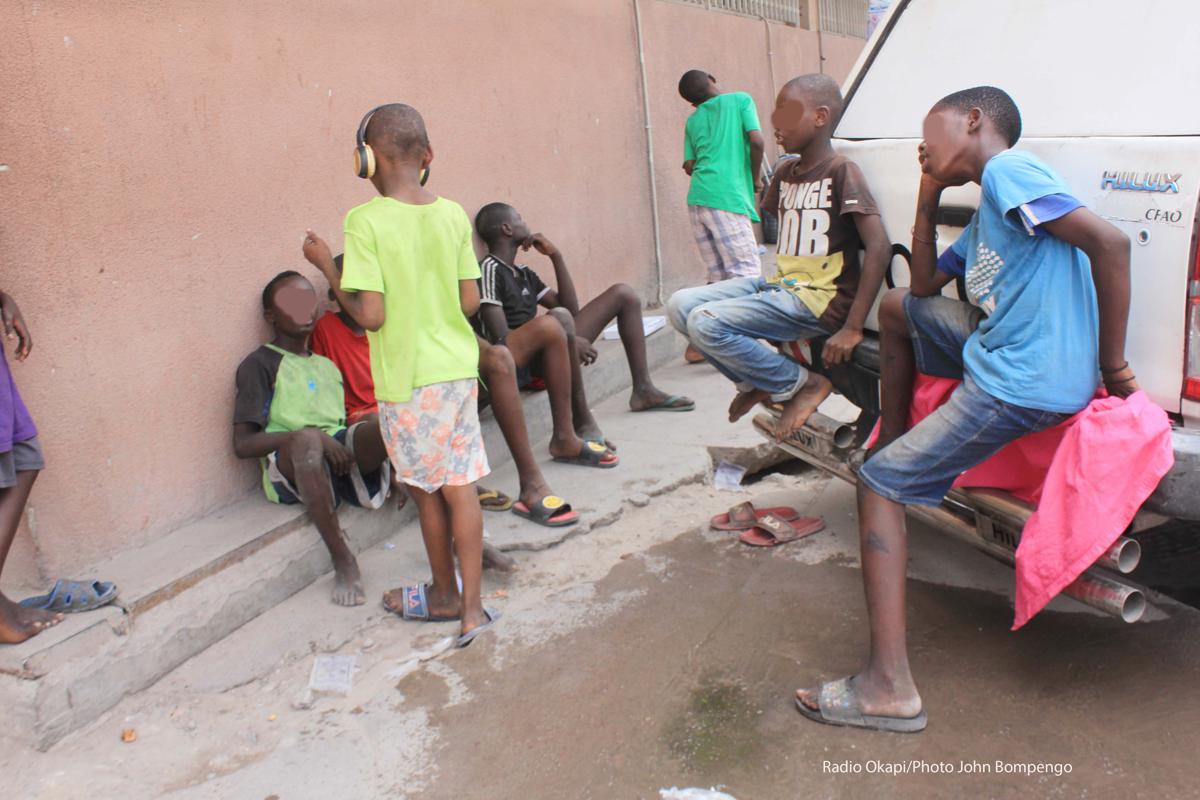 Lees meer over het artikel Noord-Kivu: meer dan 120 kinderen weggehaald bij gewapende groepen in Walikale (CongoForum)