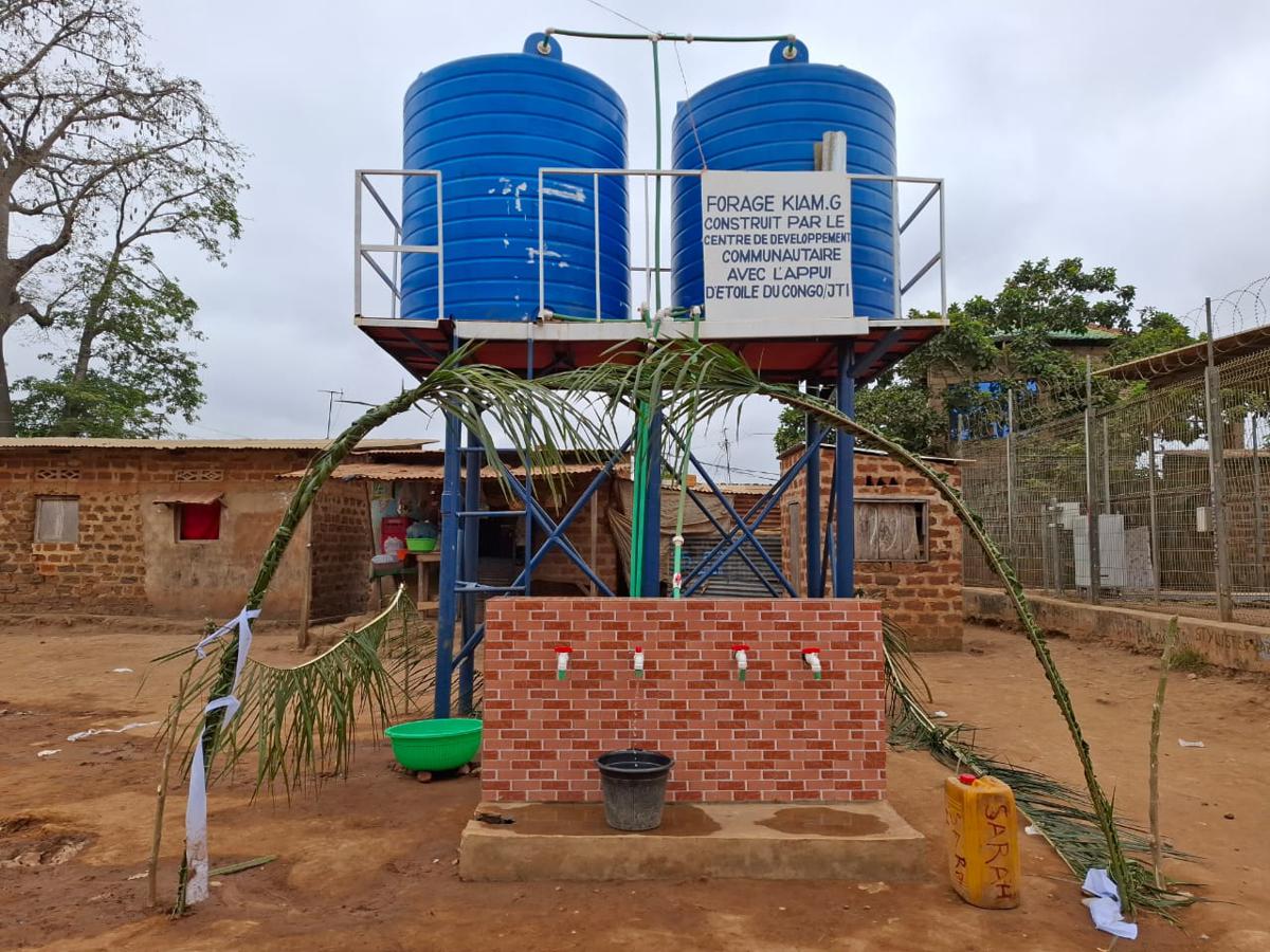 Lees meer over het artikel Centraal-Kongo: waterput lost ernstig probleem op in dorp Kinzau (CongoForum)