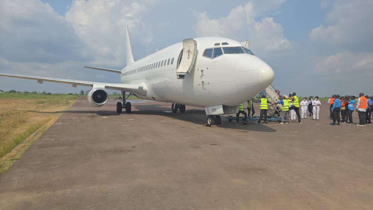 Lees meer over het artikel Vliegtuig verbindt nu stad Kindu met Dar-es-Salaam in Tanzania (CongoForum)