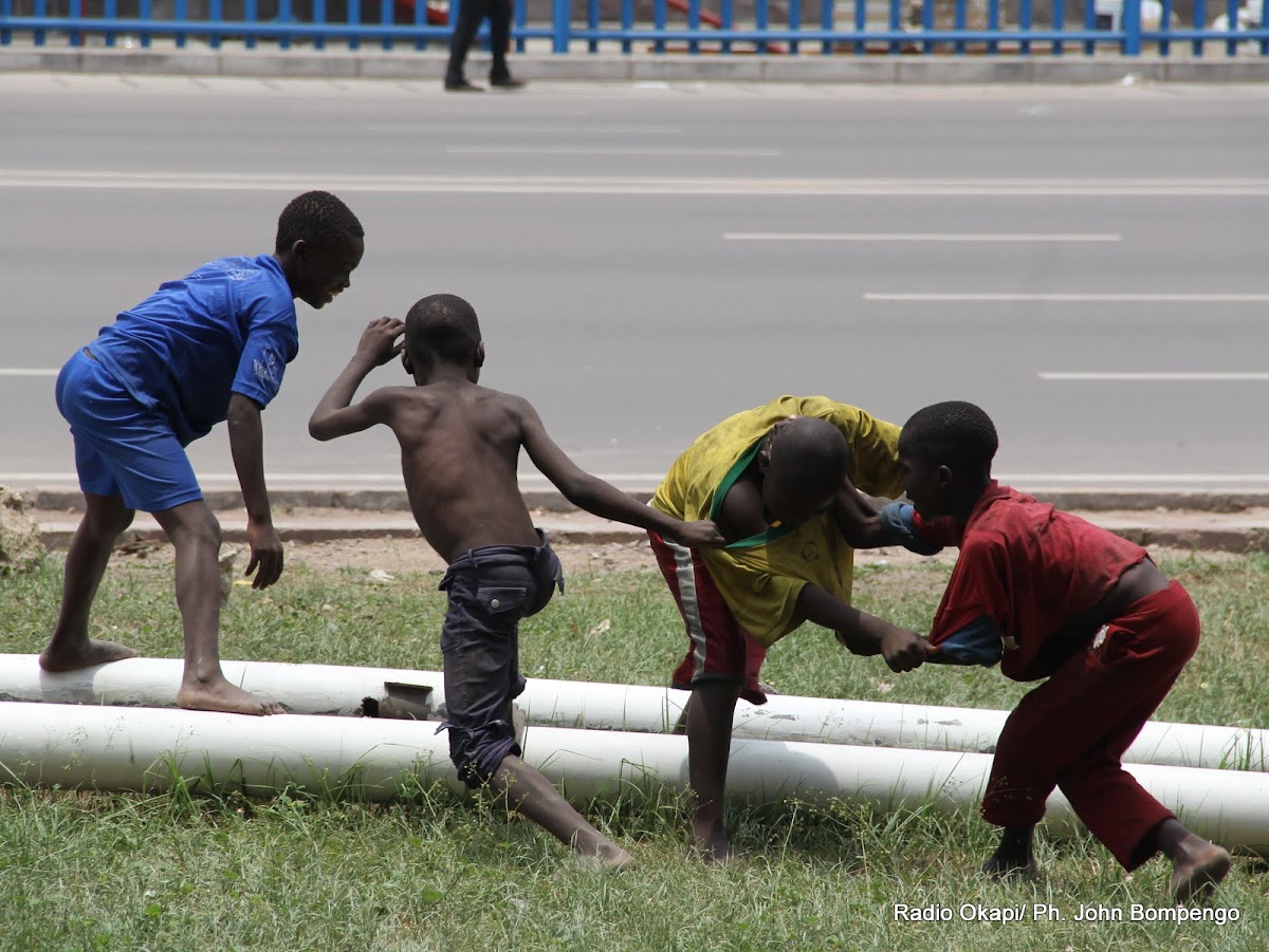 Lees meer over het artikel Lot straatkinderen in Kinshasa maakt mensenrechtencommissie ongerust (CongoForum)
