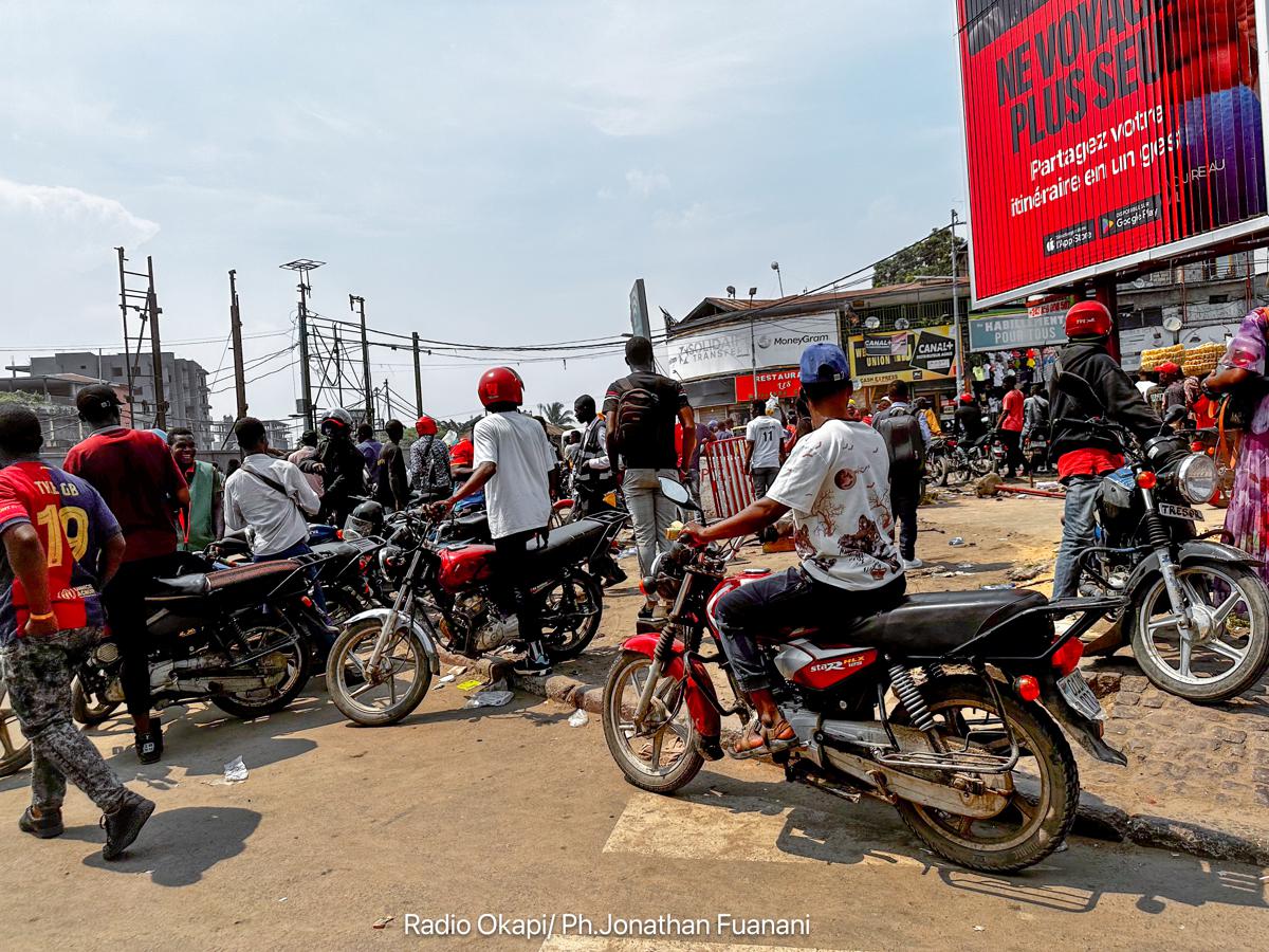 Lees meer over het artikel Droog seizoen maakt leven mototaxichauffeurs in Kinshasa bijzonder zwaar (CongoForum)